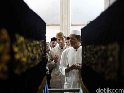Sandiaga Uno Ziarah ke Makam Habib Asyatiri