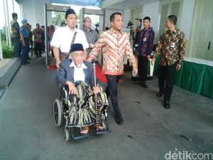 Sesepuh PPP Mbah Moen Temui Presiden Jokowi di Istana Merdeka Sesepuh PPP Mbah Moen Temui Presiden Jokowi di Istana Merdeka