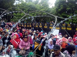 Guru Honorer Kembali Demo di Depan Istana, Lalin Macet