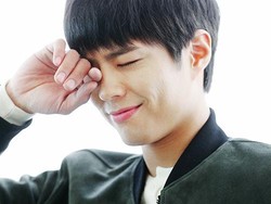 Ekspresi Gemas Park Bo Gum yang Tak Suka Diberi Kado oleh Fans