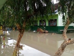 Banjir, Ribuan Siswa SMP dan SMK di Mojoanyar Diliburkan