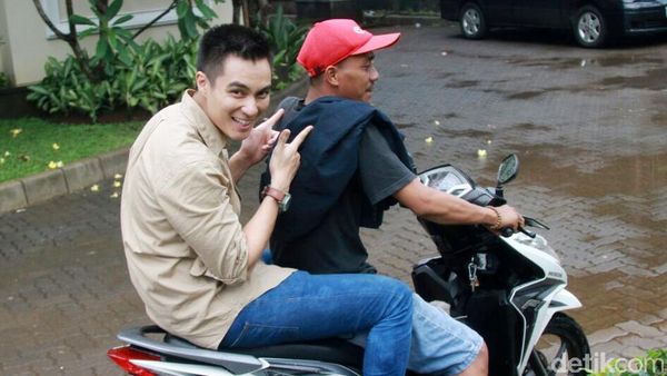 Dibonceng, Baim Wong Kok Nggak Pakai Helm?