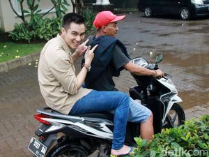 Dibonceng, Baim Wong Kok Nggak Pakai Helm?