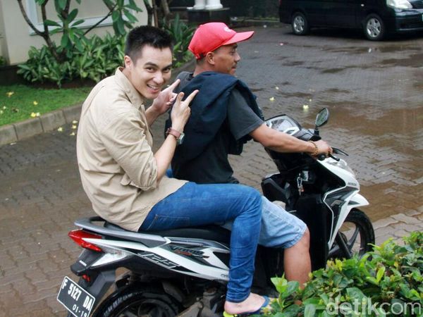 Dibonceng, Baim Wong Kok Nggak Pakai Helm?