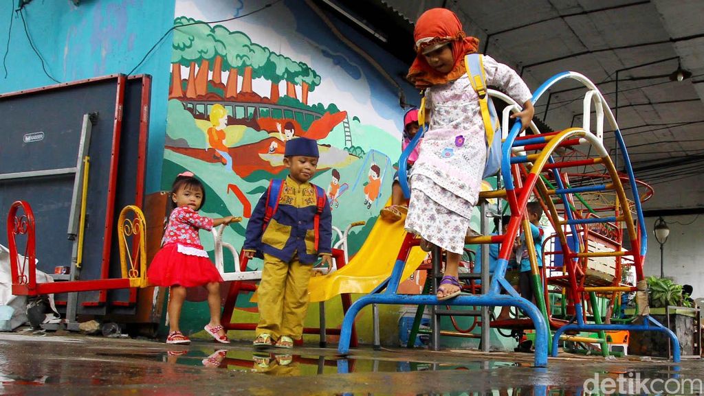 Melihat Kegiatan PAUD di Kolong Layang Tambora Melihat Kegiatan PAUD di Kolong Layang Tambora