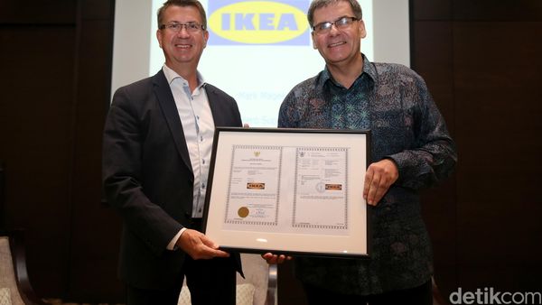 IKEA Alam Sutera Perlihatkan Sertifikat Mereknya