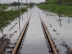Enam Hari Rel Kereta di Porong Tak Bisa Dilewati karena Banjir