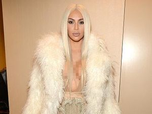 Kim Kardashian Pakai Kalung Rp 13 M, Hadiah Melahirkan dari Kanye West?