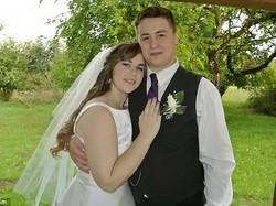 Kisah Cinta Pasangan yang Bertemu di Snapchat & Tunangan Melalui Skype