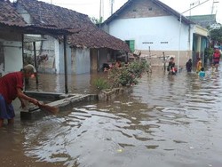 Ratusan Warga Korban Banjir Jebolnya Tanggul Sadar Diungsikan