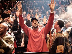 Kanye West Dijuluki Santa Usai Bagikan 4.000 Mainan Kanye West Dijuluki Santa Usai Bagikan 4.000 Mainan