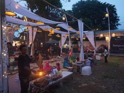 Begini Rasanya Makan Asik di Kampung Maranggi di Depan Taman Air Mancur Sribaduga