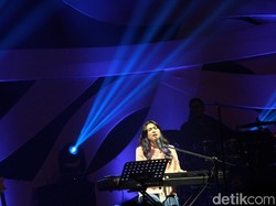 Ups! Isyana Sarasvati Jatuh di Panggung Konser 30 Kahitna