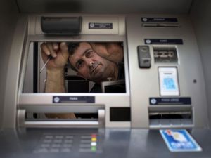 Kuras Ratusan Juta Duit Nasabah, Komplotan Ganjal ATM Dibekuk Kuras Ratusan Juta Duit Nasabah, Komplotan Ganjal ATM Dibekuk