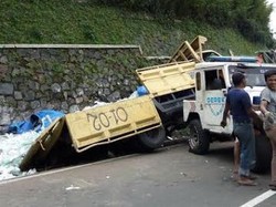 Truk Terperosok Masuk Parit di Puncak, Arus Lalu Lintas ke Cipanas Tersendat