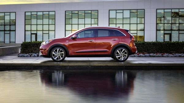 Crossover KIA Ini Berbekal Hybrid