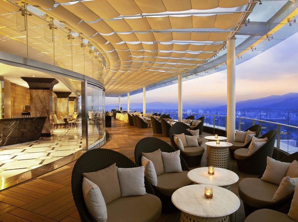 Melihat Bandung dari Ketinggian di Trans Luxury Hotel Melihat Bandung dari Ketinggian di Trans Luxury Hotel