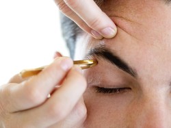 6 Tips Saat Pria Ingin Merapikan Alis