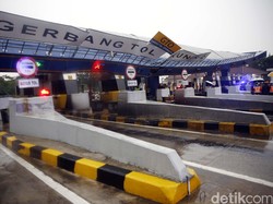 Perbaikan Atap Gerbang Tol Cikunir yang Roboh Diperkirakan Sebulan