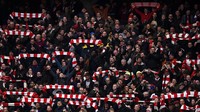 Suporter Arsenal memberikan dukungan kepada tim kesayangannya. Tony OBrien/Reuters/detikFoto.