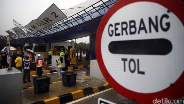 Penampakan Gerbang Tol Cikunir 2 yang Roboh