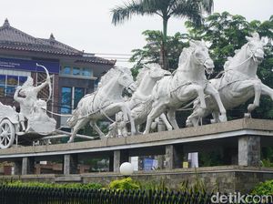 Mengenal Patung-patung Wayang di Purwakarta