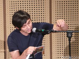 Pertama Kali Ikut di Pertunjukan Membaca, Abimana Keasyikan Sendiri