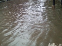 Ada Genangan 30-40 cm di Kawasan Mampang, Kendaraan Sulit Melintas