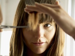 Cara Mudah Menggunting Poni Tanpa Harus Pergi ke Salon