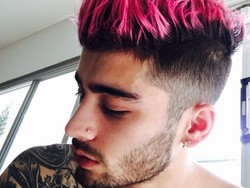 Rambut Zayn Malik Kini Berwarna Pink, Sambut Valentine?