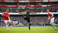 Shinji Okazaki berusaha mengontrol bola dalam pertandingan yang dihelat di Emirates Stadium. Darren Staples/Reuters/detikFoto.