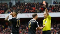 Memasuki menit ke-54, Leicester mendapatkan masalah serius. Simpson diusir wasit setelah menerima dua kartu kuning dalam waktu berdekatan. Darren Staples/Reuters/detikFoto.