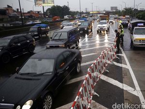 Ada Perbaikan Panel Rambu, Tol Jagorawi Arah Pasar Rebo Macet