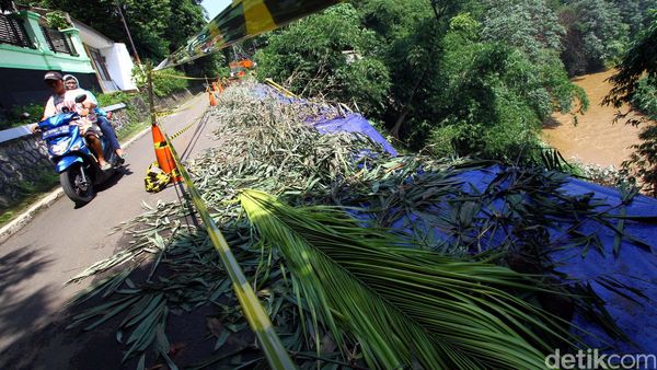 Lokasi Longsor di Jagakarsa Dipasangi Garis Polisi