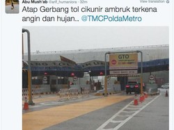 Hujan Angin Bikin Atap Gerbang Tol Jorr Cikunir 2 Roboh, Lalin Ditutup