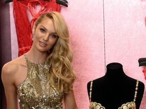 Candice Swanepoel Jawab Kritik Tentang Ibu Menyusui Bayi di Ruang Publik Candice Swanepoel Jawab Kritik Tentang Ibu Menyusui Bayi di Ruang Publik