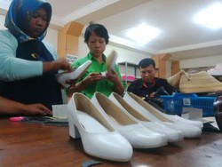 Ini Sepatu Risma yang Diproduksi Korban Terdampak Penutupan Lokalisasi Dolly