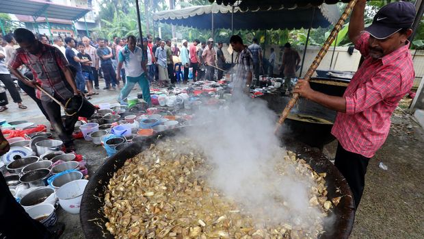 Warga memasak dan membagikan masakan kuah Beulangong (kari daging sapi) saat memperingati hari kelahiran Nabi Muhammad SAW (Maulid) di Desa Ilie, Ulee Kareng, Banda Aceh, Aceh, Minggu (14/2). Masakan kari sapi atau kambing tersebut merupakan menu utama sajian pada tradisi kenduri Maulid Nabi di Aceh. Makanan tersebut kemudian dibagikan kepada warga terutama untuk fakir miskin dan anak yatim. ANTARA FOTO/Irwansyah Putra/kye/16.