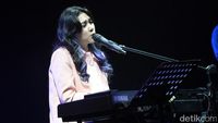 Isyana Sarasvati Bikin Galau di Konser Kahitna