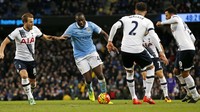 Yaya Toure berusaha melewati pengawalan ketat para pemain Tottenham Hotspur dalam pertandingan yang dihelat di Etihad Stadium. Andrew Yates/Reuters/detikFoto.