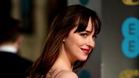 Dakota Johnson Bikin Pria Tak Berkedip di BAFTA Awards 2016