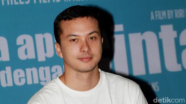 Tampil Kasual, Nicholas Saputra Tetap Bikin Cewek Kelepek-kelepek