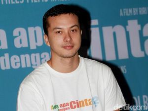 Tampil Kasual, Nicholas Saputra Tetap Bikin Cewek Kelepek-kelepek