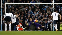 Harry Kane membobol gawang Manchester City lewat titik putih di menit ke-54. Andrew Yates/Reuters/detikFoto.
