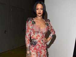 Rihanna Tampil dengan Gaun Transparan dan Memakai Berlian Rp 13 M