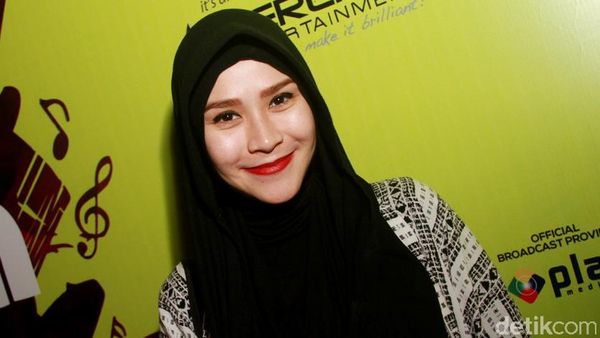 Hamil Tua, Zaskia Mecca Tetap Eksis Nonton Konser