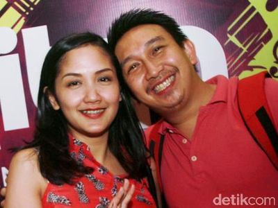 Augie Fantinus dan Adriana Bustami Kencan di Konser Kahitna
