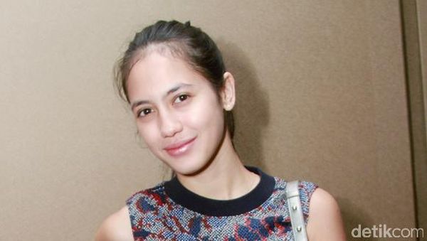 Pevita Pearce Tanpa Make-up Tebal, Cantik?