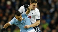 Kevin Wimmer berusaha merebut bola dari Sergio Aguero. Lee Smith/Reuters/detikFoto.