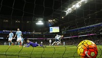 Gawang Manchester City kembali kebobolan di menit ke-83. Gawang yang dikawal Joe Hart dibobol oleh Christian Eriksen. Lee Smith/Reuters/detikFoto.